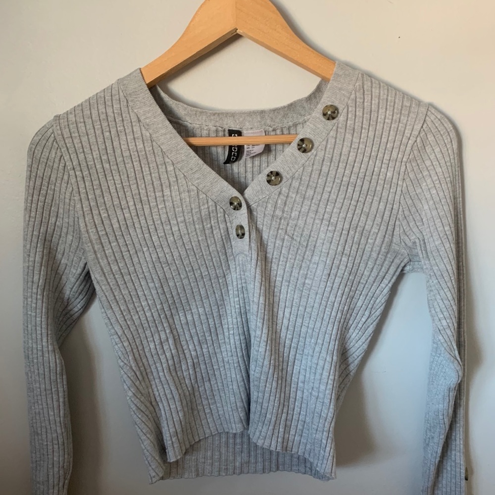 Tight v neck buttoned long sleeve